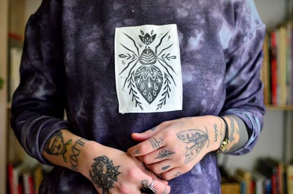 PrettySlowXMakelArt // Spinne // Pullover Batik mit Frontpatch - Unikat // Größe S
